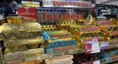 Expositor de Tobleron en aeropuerto | Foto: Tourinews ®