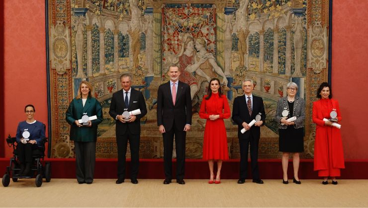 Los siete nuevos embajadores honorarios con sus acreditaciones, junto al rey Felipe VI en el Palacio Real de El Pardo | Foto: Casa S.M. el Rey