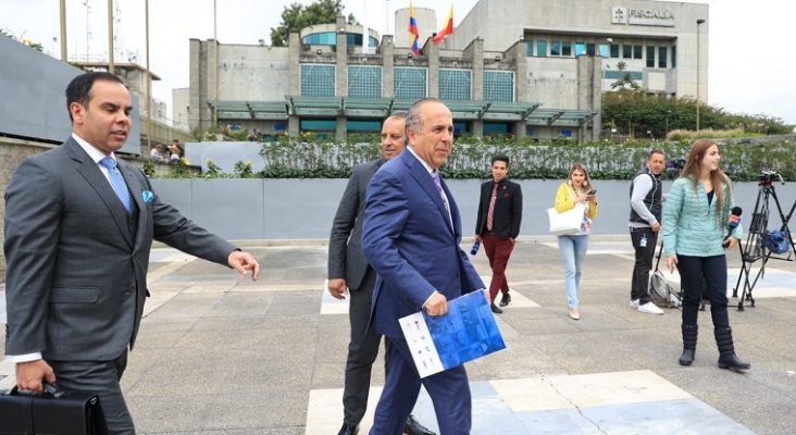 Guillermo Reyes, ministro de Transporte de Colombia, ante el edificio de la Fiscalía