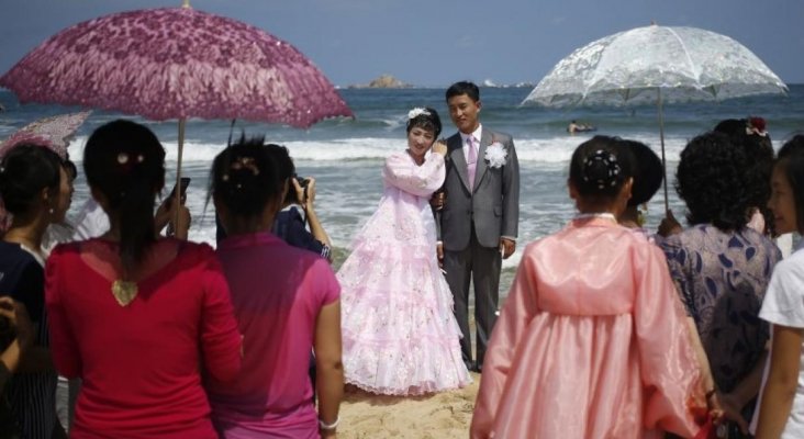 Corea del Norte cambia su modelo al 'sol y playa' | Boda en una playa norcoreana