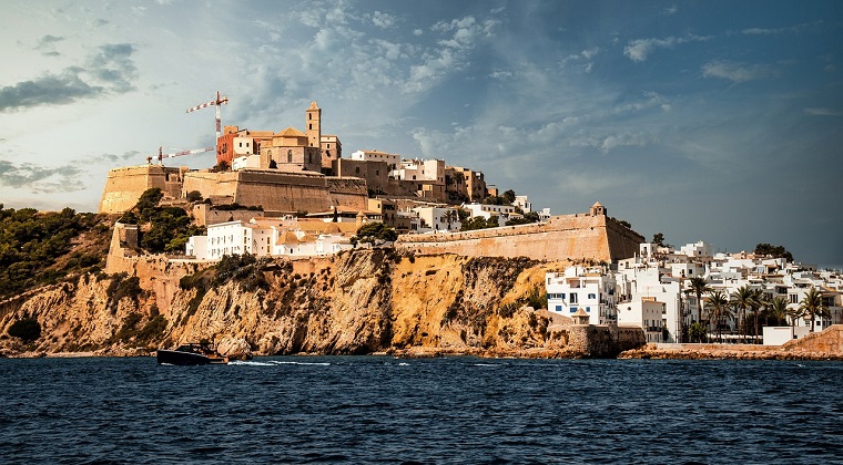 Europa para los pies a Baleares en su intento de prohibir la venta de viviendas a no residentes