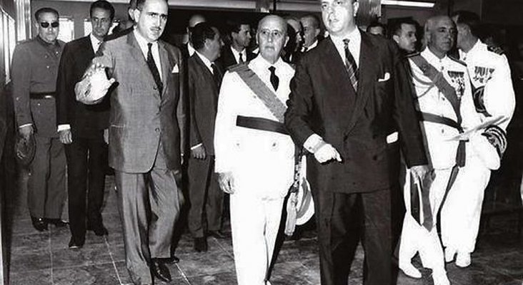 Fraga, ministro de Información y Turismo, junto a Franco
