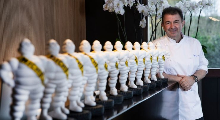 El chef donostiarra Martín Berasategi posa con 12 estatuillas Michelin | Foto: MB