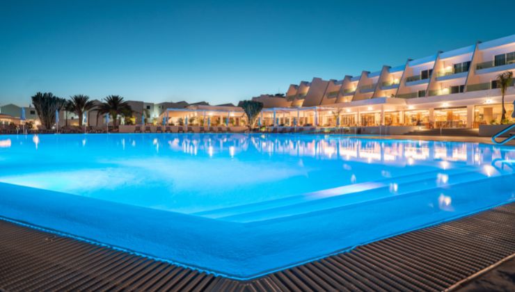 Piscina principal del Radisson Blu Resort Lanzarote | Foto: CH
