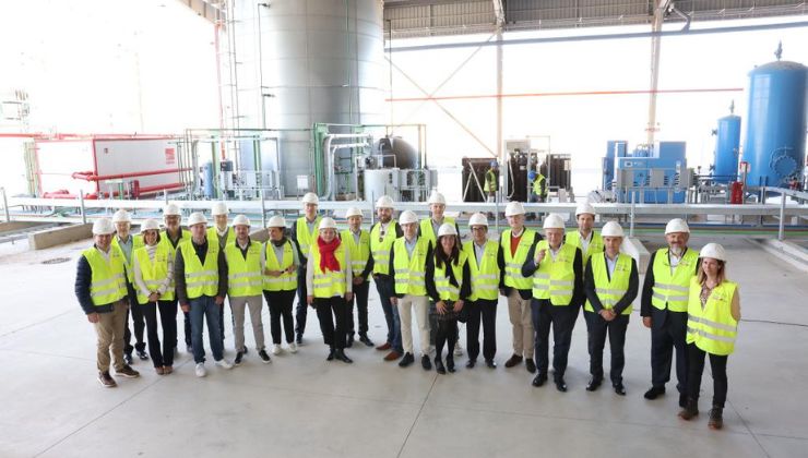 Comitiva de TUI Group en la planta de hidrógeno verde de Lloseta (Mallorca) | Foto: GOIB