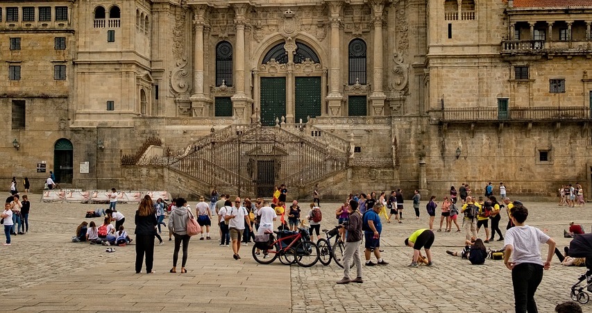 Visitantes en torno a la Catedral de Santiago de Compostela