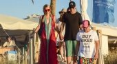 Paris Hilton junto a su pareja, el actor Chris Zylka, en la isla de Ibiza