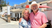 Julie y Stevie Ward, matrimonio británico que ha comprado una aldea de cuevas en Granada | Foto: Cosmo