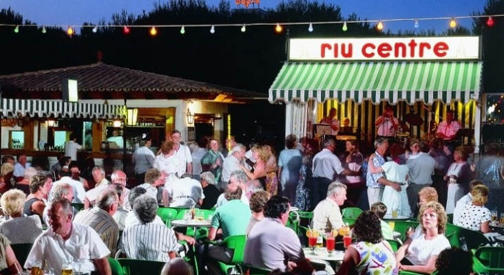 En los años 70 y 80 el Riu Centre acogía veladas con baile y música en directo para todos los clientes de RIU de la Playa de Palma