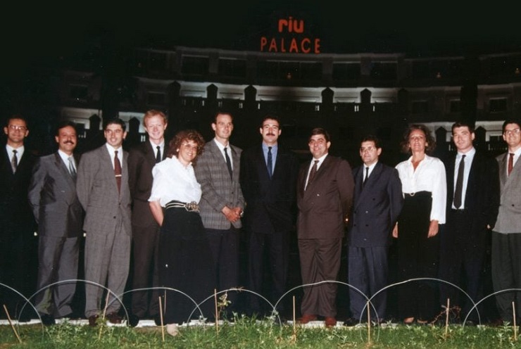 Luis Riu Güell (centro) junto a directivos de la cadena que estuvieron a su lado cuando se inauguró el Riu Palace Maspalomas, primer hotel en llevar la marca RIU