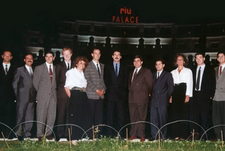 Luis Riu Güell (centro) junto a directivos de la cadena que estuvieron a su lado cuando se inauguró el Riu Palace Maspalomas, primer hotel en llevar la marca RIU Luis Riu Güell (centro) junto a directivos de la cadena que estuvieron a su lado cuando se inauguró el Riu Palace Maspalomas, primer hotel en llevar la marca RIU