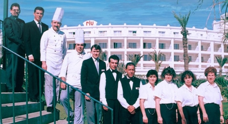 Félix Casado, junto al equipo del hotel Riu Palace Maspalomas