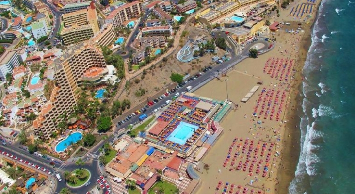 Ley Turística de 2013: Primeras sanciones en Canarias por residir en apartamentos turísticos | Vista aérea de Playa del Inglés (Gran Canaria) | Foto: El Coleccionista de Instantes Fotografía & Video (CC BY-SA 2.0)