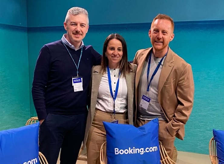 Jorge Guimerá, Director Comercial, y Patricia Montesinos Alvarez, eCommerce Manager de Universal Beach Hotels junto a Roberto Carreras, senior account manager de Booking en CLICK2023