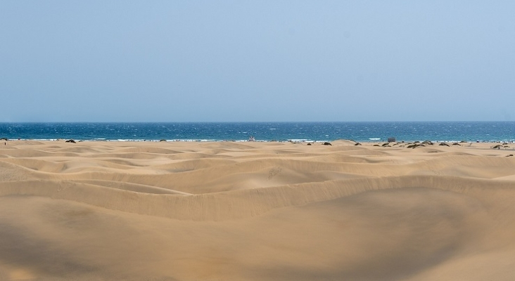 Dunas de Maspalomas con el mar al fondo (Gran Canaria) | Foto: Pixabay