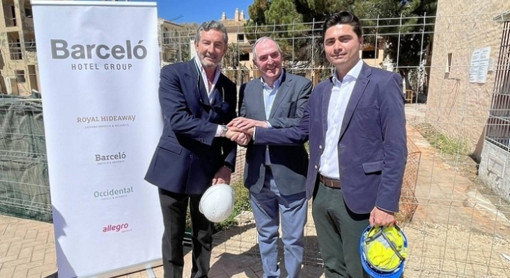 Por la izquierda, Gaspar Sáez, director general para el Sur de España de Barceló Hotel Group, junto a representantes de Casares y Finamar Property Group | Foto: Al Sol de la Costa