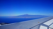 Avión sobrevolando las Islas Canarias