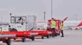 Operarios de Iberia Airport Services (filial actual de handling) junto a equipos de tierra | Foto: Iberia