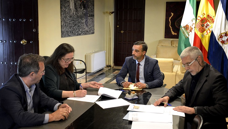 Momento de la firma del convenio entre los representantes municipales jerezanos y de Grupo Hotusa | Foto: Ayto. Jerez