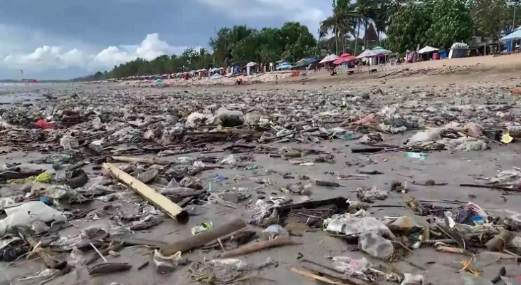 Playa de Bali (Indonesia) cpompletamente invadida por la basura | Foto: vía Antena 3