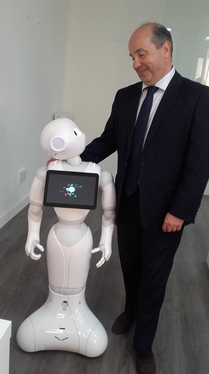 Jesús Menéndez junto al robot Pepper