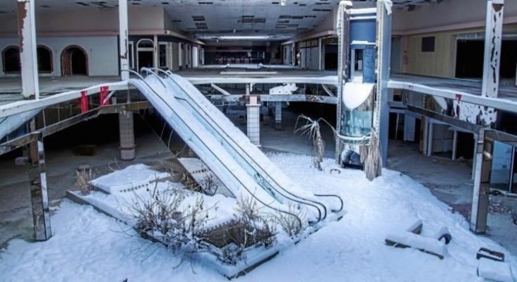 La nieve invade el corazón del centro comercial abandonado 'Rolling Acress Mall' de Akron, Ohio