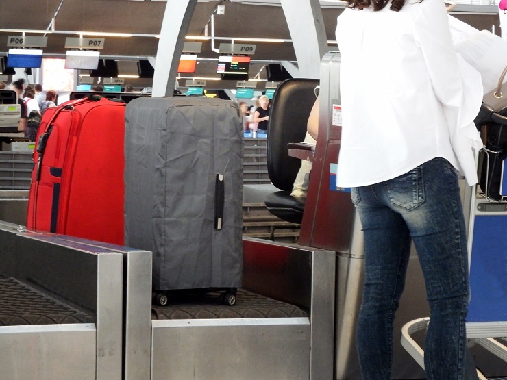 Equipajes en puesto de facturación del aeropuerto Equipajes en puesto de facturación del aeropuerto