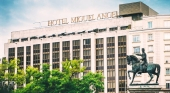 Fachada del Hotel Miguel Angel con la estatua ecuestre del marqués del Duero delante | Foto: vía VECI