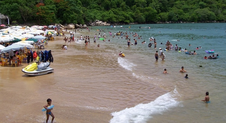 Mexicanos disfrutan de la Playa Marqués de Acapulco (Guerrero, México) | Foto: Comisión Mexicana de Filmaciones from México D. F., México (CC BY-SA 2.0)