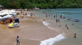 Mexicanos disfrutan de la Playa Marqués de Acapulco (Guerrero, México) | Foto: Comisión Mexicana de Filmaciones from México D. F., México (CC BY-SA 2.0)