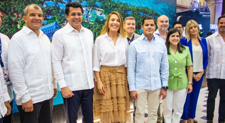 Parte del equipo de Bahia Principe junto a David Collado, ministro de Turismo; Encarna Piñero, CEO de Grupo Piñero; y David Llibre, presidente de Asonahores | Foto: Cayo Levantado Resort vía LinkedIn