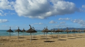 Costas quiere recortar un 35% las hamacas y sombrillas de Playa de Palma (Mallorca)