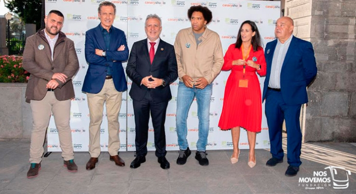 Óscar Díaz Reyes, CEO Grupo 1844; Jorge Valdano, exfutbolista y conferenciante; Ángel Víctor Torres, presidente Canarias; Benjamín Zarandona, embajador Fundación Nos Movemos; Rosa Martín, directora Fundación; y Óscar Díaz Melián, presidente de Fundación