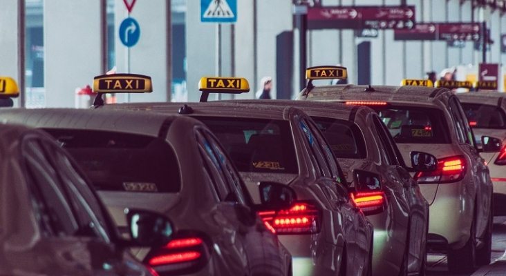 Escalada de tensión entre taxistas y vehículos 'pirata' en el aeropuerto de Mallorca en pleno puente