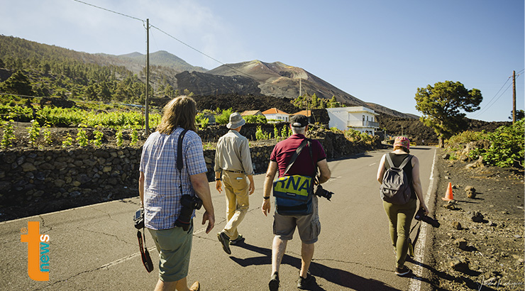 Arnold Sondern guía a los periodistas Michael Winckler, Günter Distler y Cornelia Lohs en las zonas afectadas por la erupción volcánica de La Palma