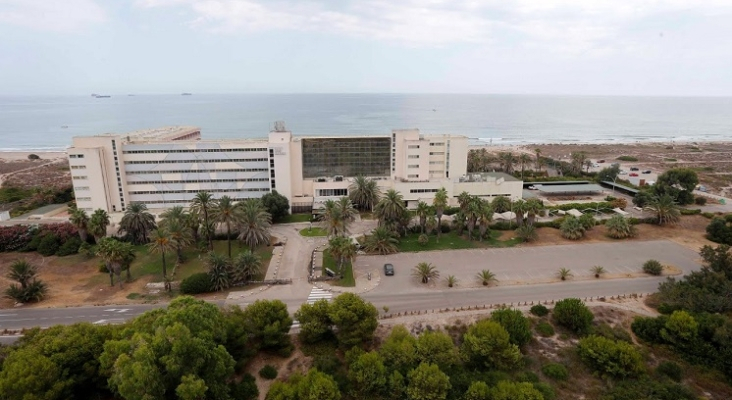 Instalaciones abandonadas del hotel Sidi Saler en primera línea de playa de El Saler (Valencia) | Foto: Archivo