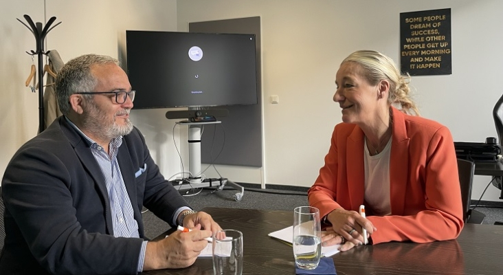 Ignacio Moll, CEO de Tourinews, junto a Sabine Dorn Aglagul, CEO de la división hotelera de FTI 