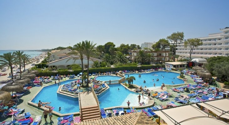 Turistas disfrutando en hotel de Mallorca