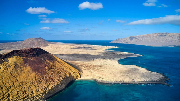 Perspectiva aérea de La Graciosa, en primer término, y Lanzarote, al fondo | Foto: vía Hola Islas Canarias