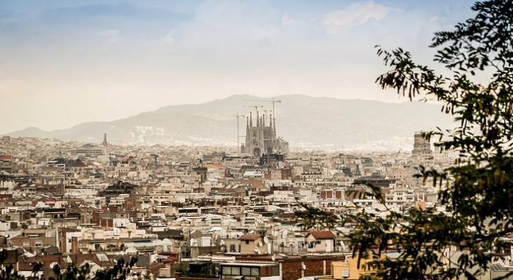 Vista del centro de Barcelona con la Sagrada Familia al fondo | Foto: Jarmoluk (CC)