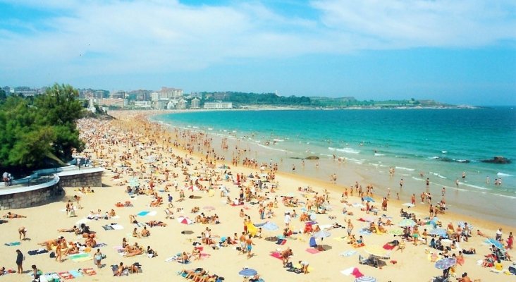 Turistas en una playa de Santander Turistas en una playa de Santander