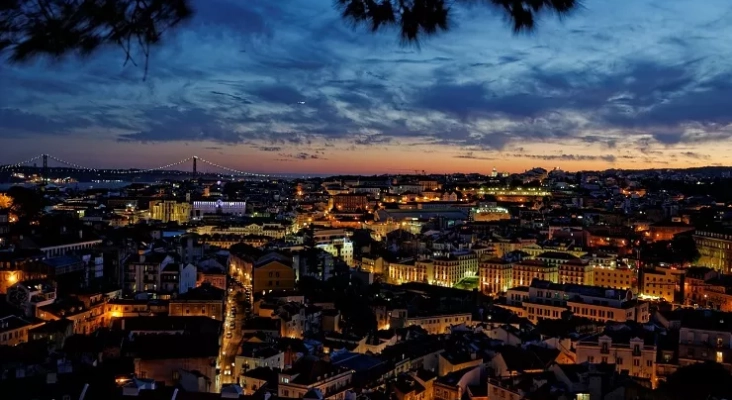 Vista nocturna de Lisboa (Portugal)