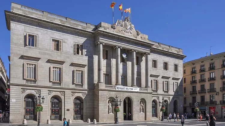 Fachada principal del Ayuntamiento de Barcelona | Foto: Josep Bracons vía Wikimedia Commons