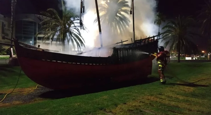 Las llamas acaban con uno de los símbolos turísticos de Las Palmas de Gran Canaria Foto Bomberos LPA