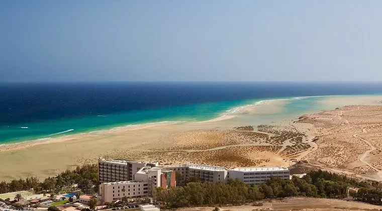 El hotel Meliá Fuerteventura frente a la playa de Sotavento | Foto: MHI