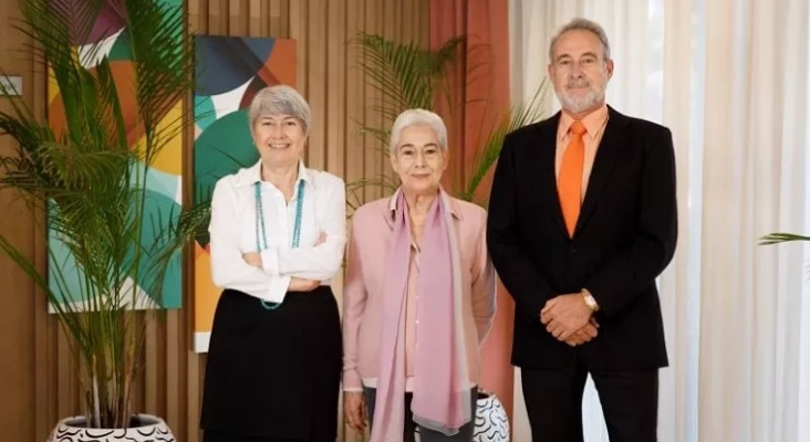 Pilar Güell junto a sus hijos, Carmen y Luis Riu, directivos al frente de RIU Hotels & Resorts