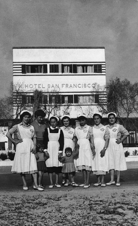 Equipo de camareras de piso del hotel San Francisco de RIU en una imagen de 1957. En ella se ven los uniformes cosidos por María Bertrán y Pilar Güell, y a la pequeña Carmen Riu en el centro