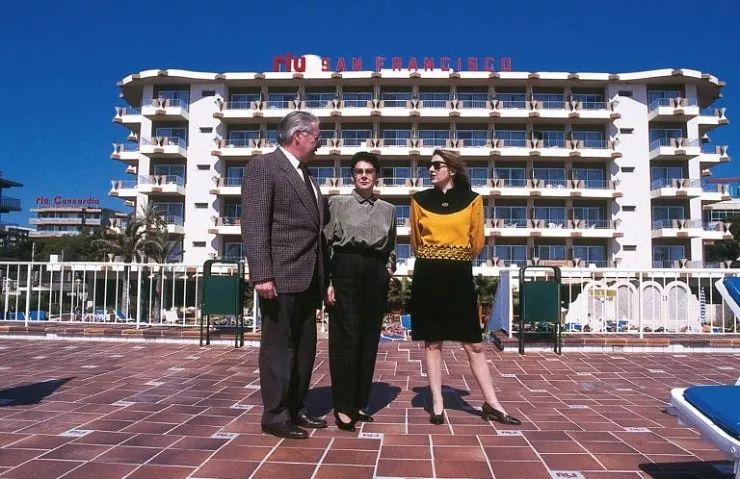 Luis Riu Bertrán y Pilar Güell con su hija, Carmen Riu, frente al hotel Riu San Francisco en la Playa de Palma
