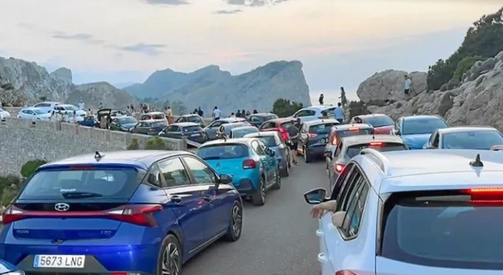 Ejemplo de atascos que se generaban antes de las restricciones en el acceso al faro de Formentor (Pollença, Mallorca) | Foto: Pere Josep Coll (vía Twitter)