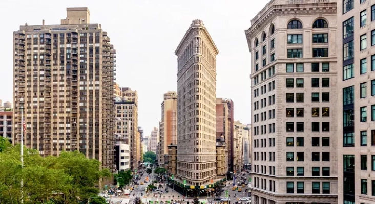 El Flatiron Building en el centro de la imagen con su característica forma triangular (Nueva York) | Foto: vía Forbes